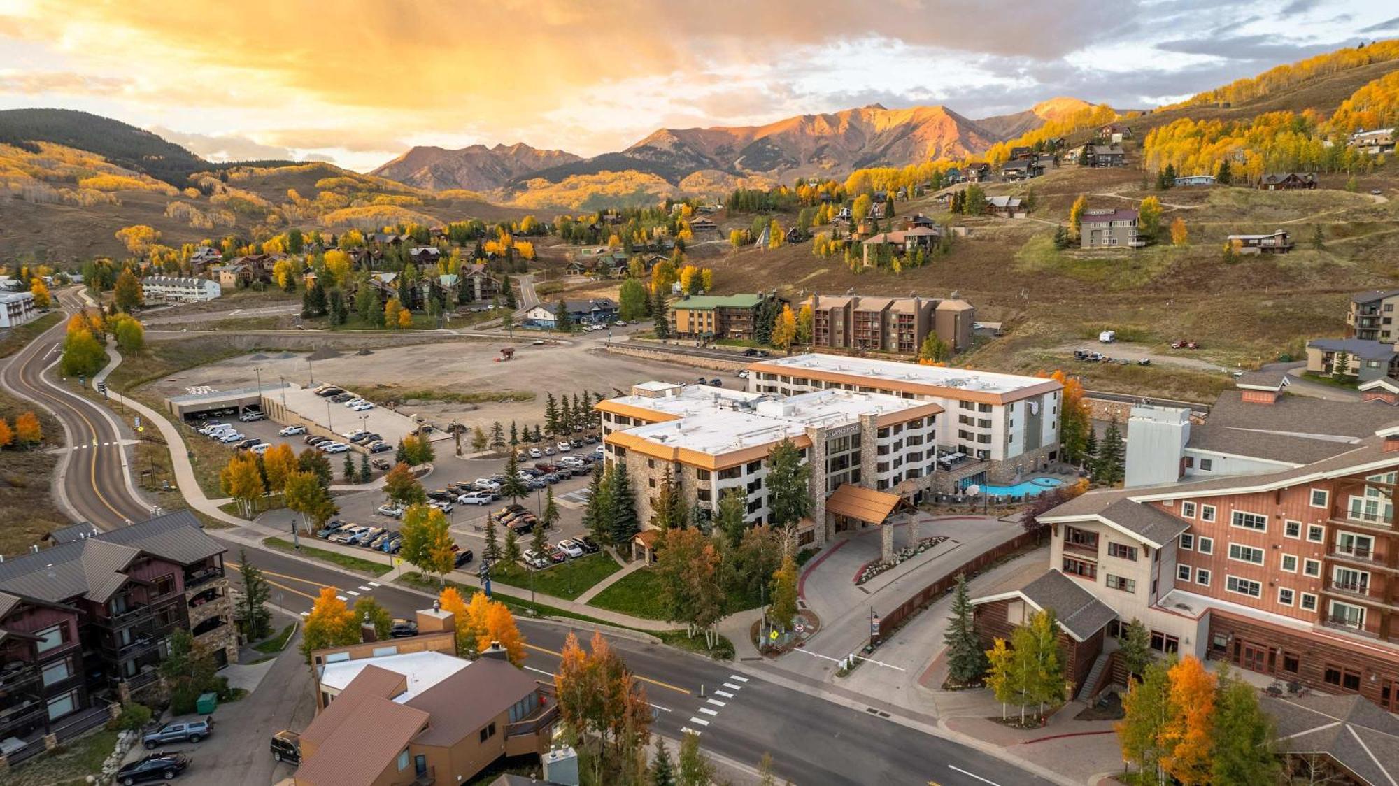 Studio 211 - Perfect Location With Pool And Hot Tub Crested Butte Bagian luar foto